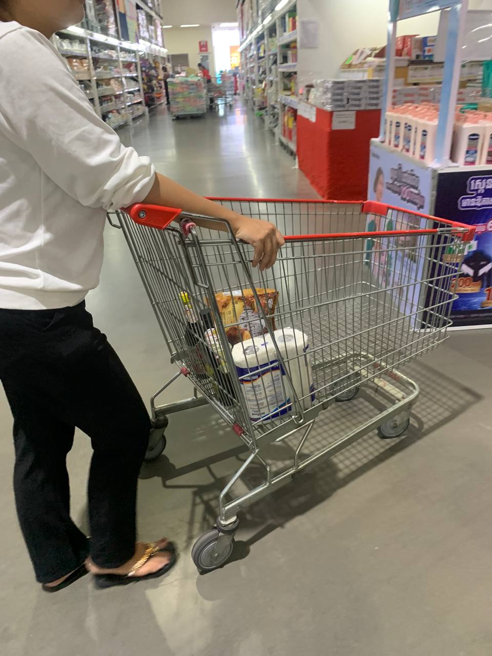 Modern Trade Distribution of Cellox and Hygienist Products by BJC at Makro Cambodia 12 Dec - Image 8